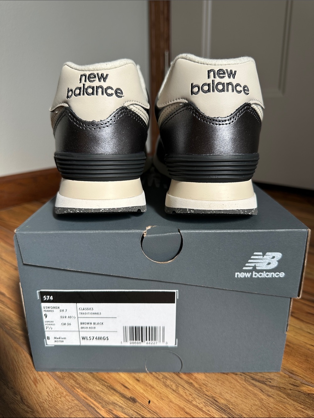 New Balance Women’s 574 Metallic Bronze and Black Sneaker size 9 - Picture 3 of 7